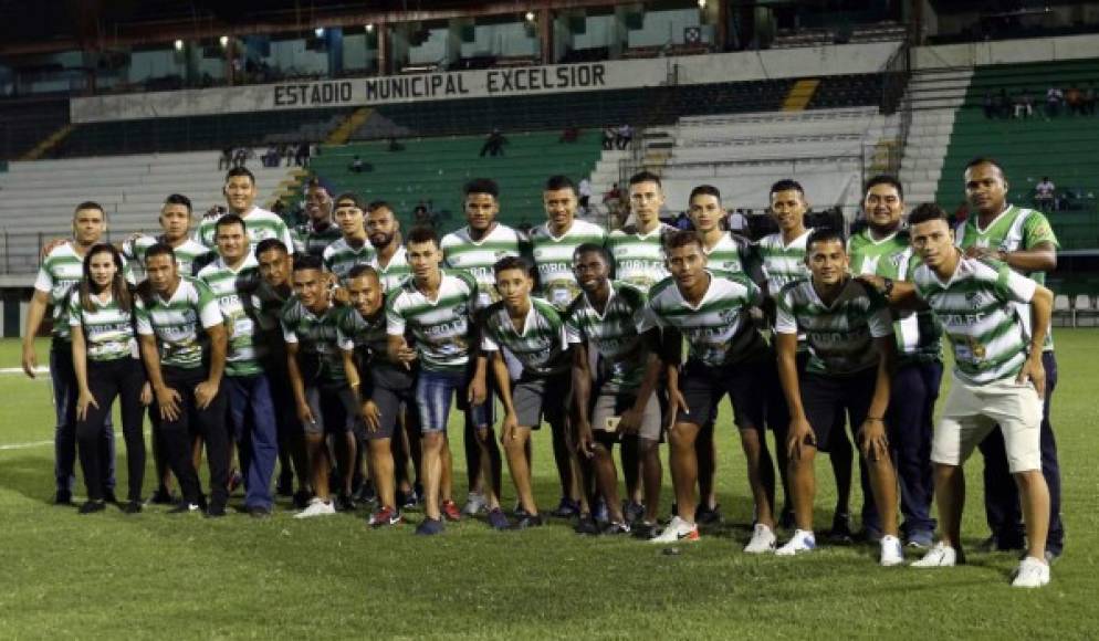 La plantilla de jugadores del Yoro FC fue acompañada por familiares en el estadio Excélsior. Foto Neptalí Romero