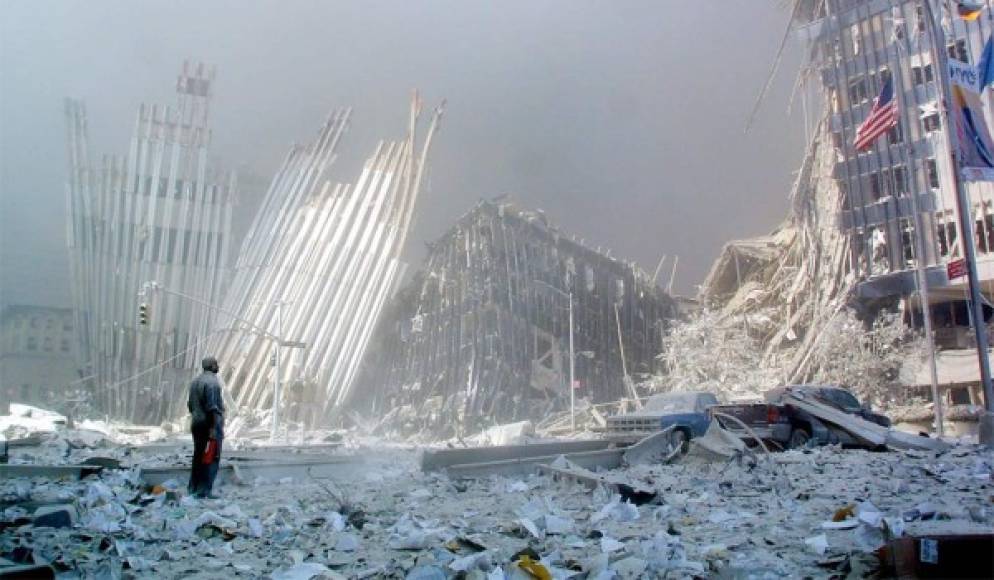 Bomberos, policías y voluntarios ingresaron a las torres para rescatar a los empleados del World Trade Center sin imaginar que lo peor estaba por ocurrir. La Torre Sur se derrumbó a las 9:59 a.m. una hora después de ser impactada, mientras que la Torre Norte cayó las 10:28 a.m.