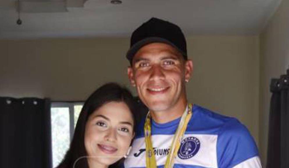 ¡Tendremos boda! Doctora se casará con futbolista hondureño