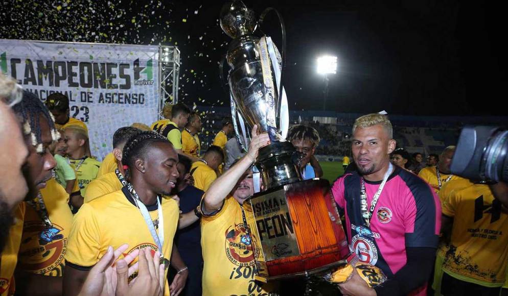 Milton Flores es el presidente del Génesis de Comayagua. En la imagen sosteniendo la Copa con el portero Gerson Argueta.