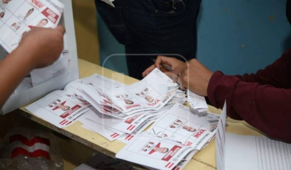 En las mesas electorales liberales, Yani Ronsethal, Luis Zelaya y Darpio Banegas esperan convertirse en el candidato del PLH en las elecciones generales.