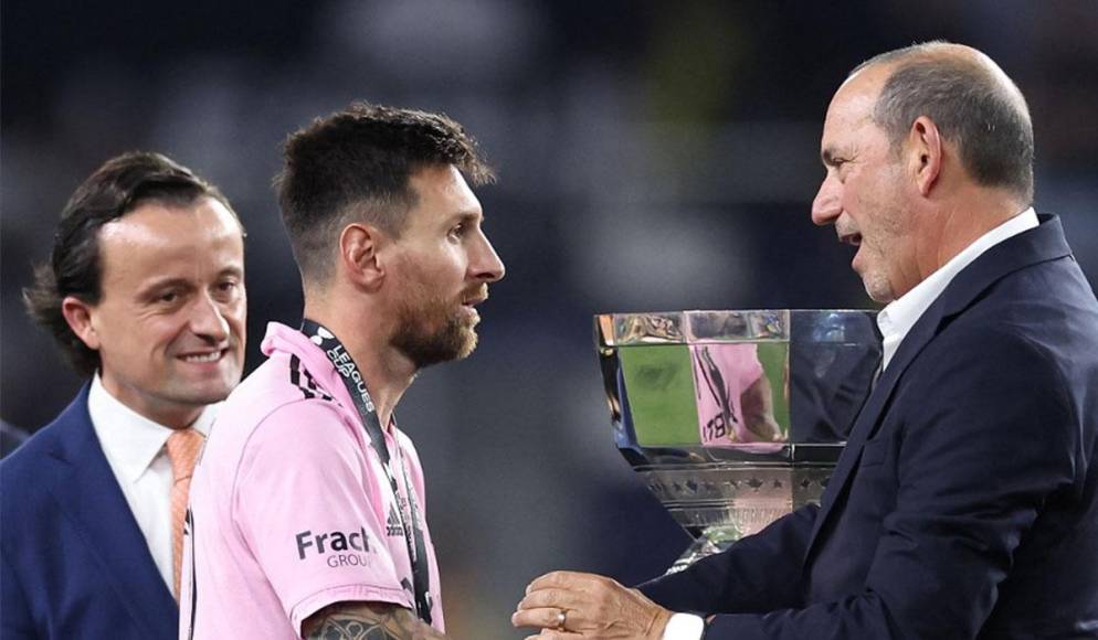 Como capitán del equipo, Messi recibió la Copa .