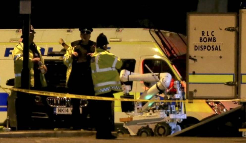 La policía utilizó un robot para detonar una supuesta bomba encontrada en los alrededores del estadio que resultó ser un bulto de ropa abandonada por uno de los asistentes que salió huyendo del Manchester Arena.