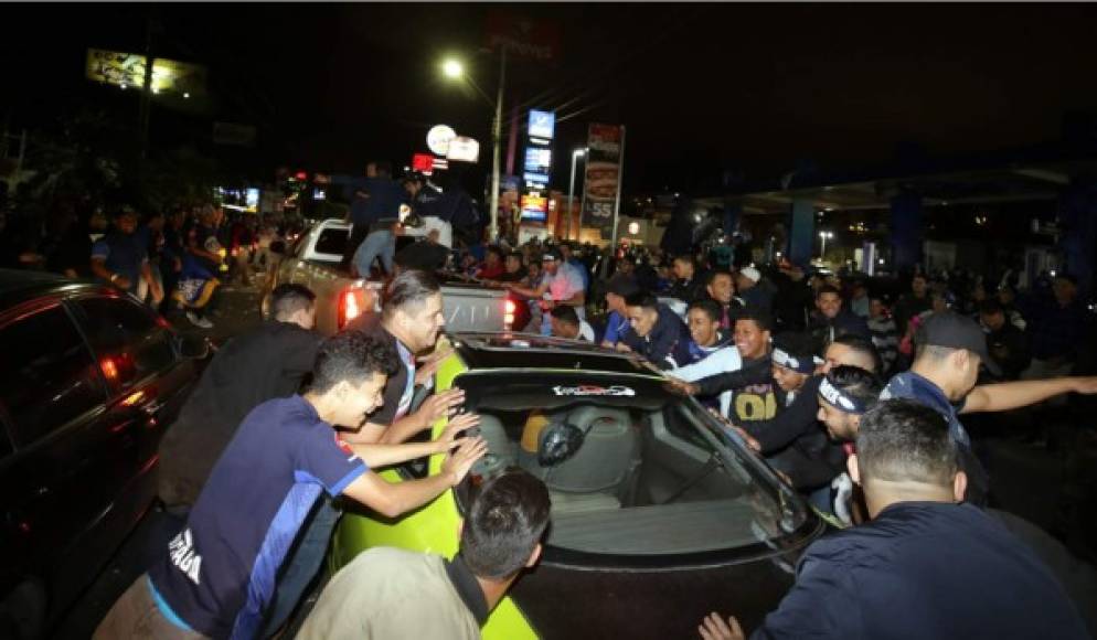 Los aficionados del Motagua se lanzaron las calles de Tegucigalpa para teñir de azul la capital de Honduras celebrando el título que le ganaron al Olimpia.