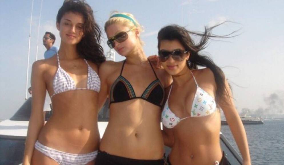 “Buenos tiempos en Ibiza con @KimKardashian y @CarolineDamore #ViajeDeChicas2006”, se lee en uno se lo tweets de Hilton que acompaña con cuatro imágenes en las que aparecen Kim en bikini, en una discoteca y en un restaurante.