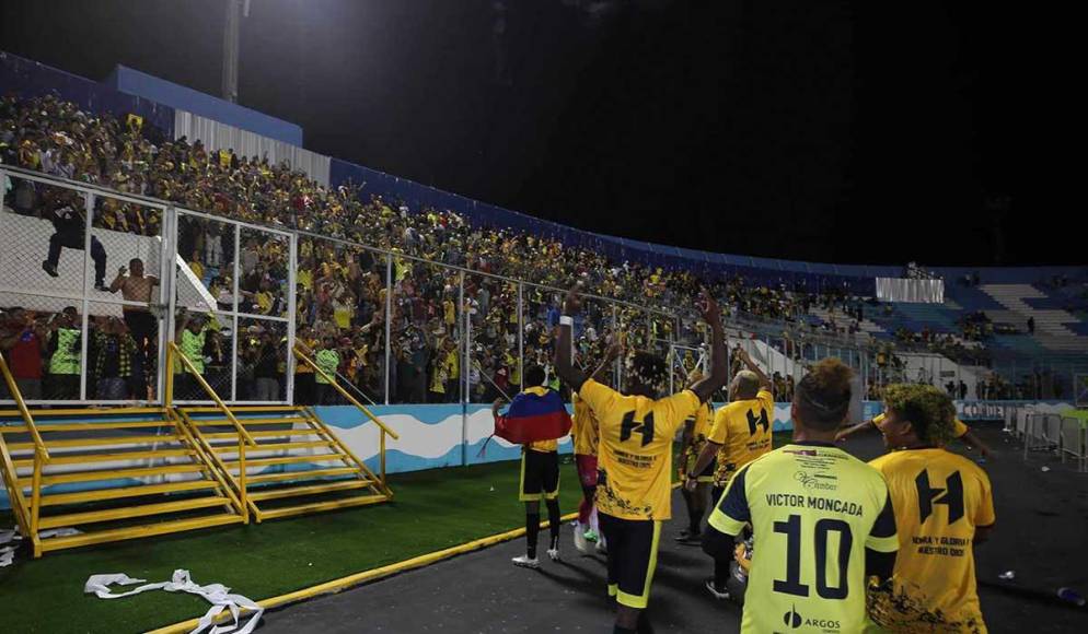 El estadio Nacional Chelato Uclés vivió una fiesta deportiva. Muchos aficionados del Génesis realizaron el viaje de Comayagua a Tegucigalpa.