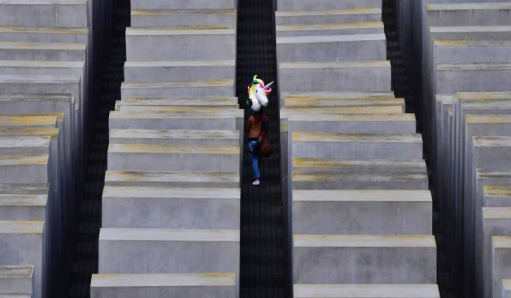 Un visitante camina por el monumento a las víctimas del Holocausto en Berlín, Alemania.