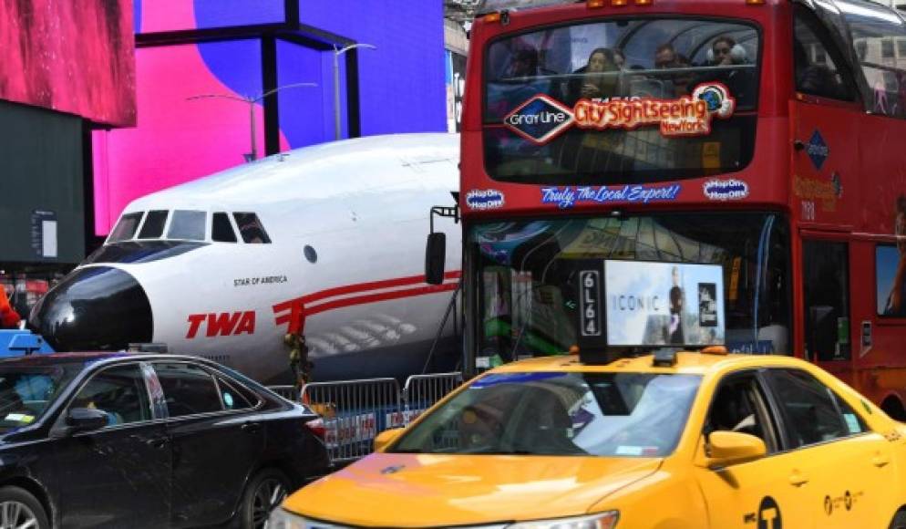 El aparato, un Lockheed Constellation de 1958, fue transportado este viernes por las calles de Manhattan y desde este sábado puede verse en la conocida plaza de Times Square, el mismo lugar en el que durante los años cincuenta se levantó un gran anuncio de este avión. AFP