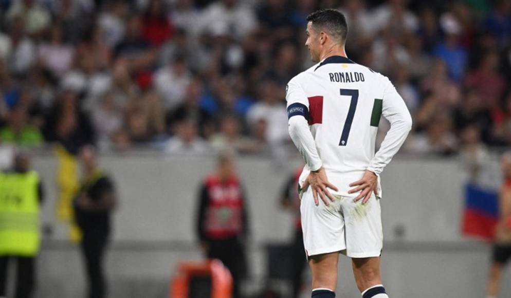 Esta acción, considerada como juego peligroso, desató la ira de los locales, quienes pedían la expulsión de Cristiano Ronaldo, pero el árbitro consideró que en esta ocasión no merecía más que una tarjeta amarilla-.
