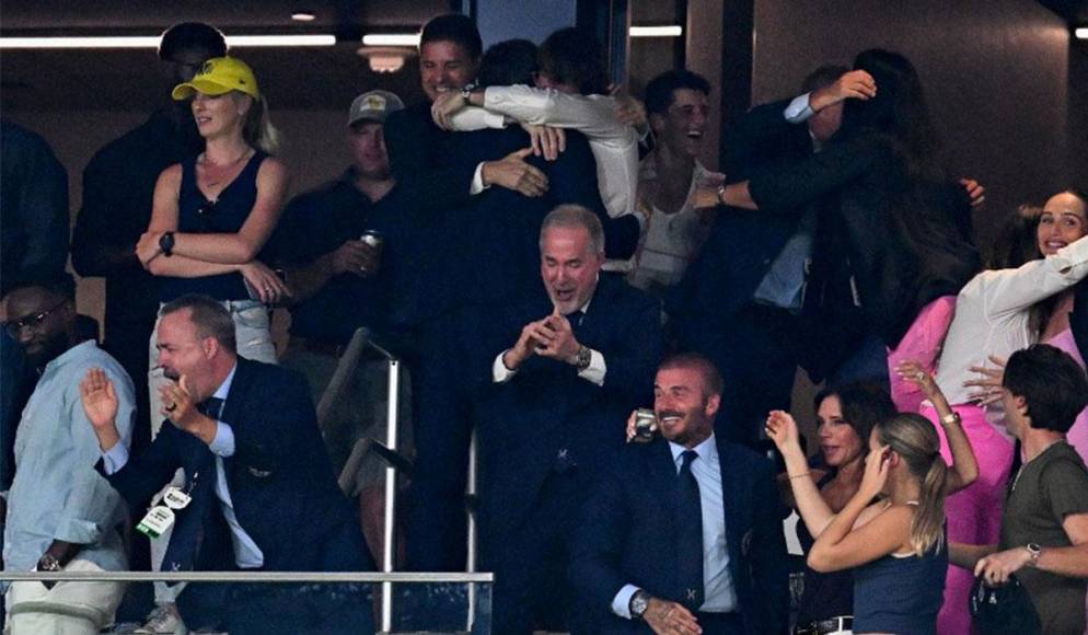 Los propietarios del Inter Miami festejaron en uno de los palcos. Inclusive Victoria Beckham estuvo emocionada al lado de su amado David. 