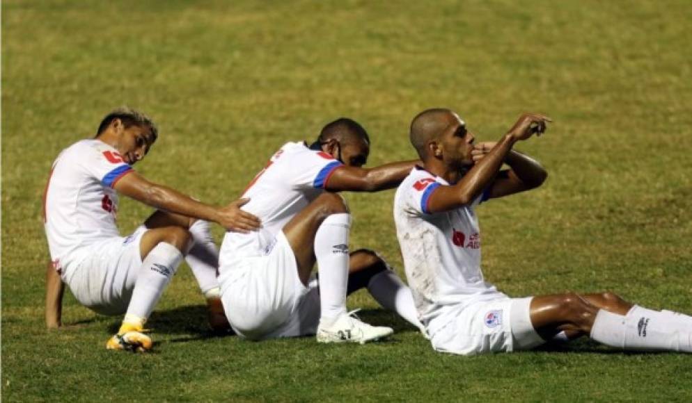 A lo trencito, de esta manera fue la celebración de Eddie Hernández con sus compañeros tras marcar el 0-2.