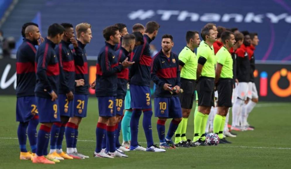 Los titulares de Barcelona y Bayern antes de iniciar el partido, escuchando el himno de la Champions League.