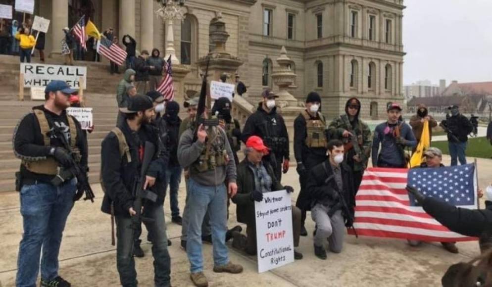 Estas milicias están conformadas por 'patriotas', usualmente ex veteranos de guerra o simpatizantes de Trump, que han salido para protestar contra el confinamiento por la pandemia o para 'vigilar' sus negocios del vandalismo derivado de las masivas protestas en EEUU.