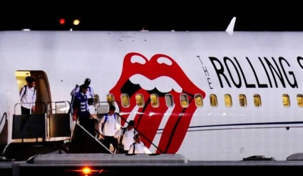 Argentina voló desde España a Rusia en el mismo vuelo chárter que usan los Rolling Stones para sus giras por Europa. De hecho, el avión tiene trazado un especial de la banda. Foto Diario Olé