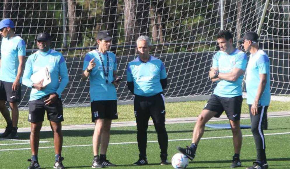 Reinaldo Rueda realiza una charla con el cuerpo técnico de la Bicolor, quienes no se perdieron detalles del entrenamiento de Honduras en Siguatepeque.