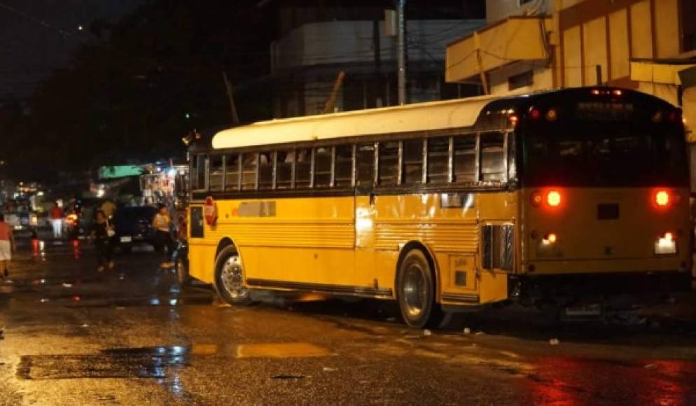 La noche de este viernes, las unidades de transporte funcionan de forma normal.