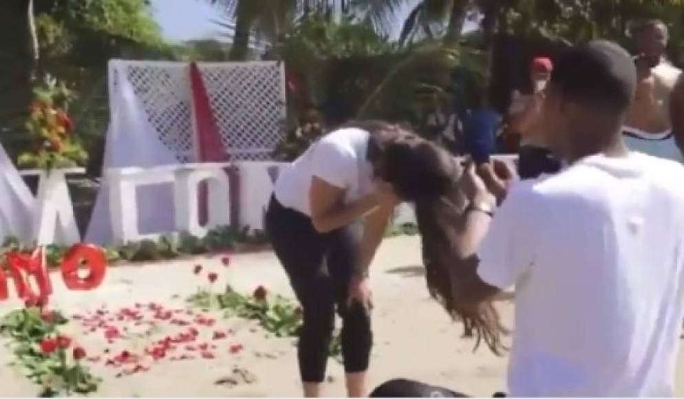 Las imágenes, subidas a la cuenta de Twitter del ex jugador de los Astros de Houston tras la viralización del video del brutal ataque, muestran a Vásquez de rodillas al pedir matrimonio a su nueva novia.