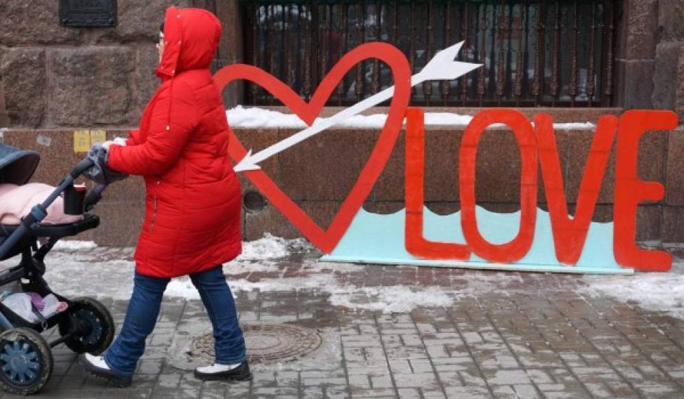 En Ucrania, las decoraciones por San Valentín se observan en la ciudad de Kiev.