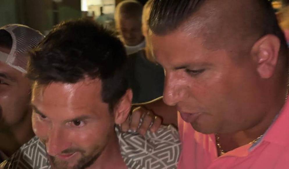 El astro argentino Lionel Messi ha revolucionado a sus fanáticos en Miami, donde luego de salir de un restaurante dio autógrafos y saludó a los hinchas.