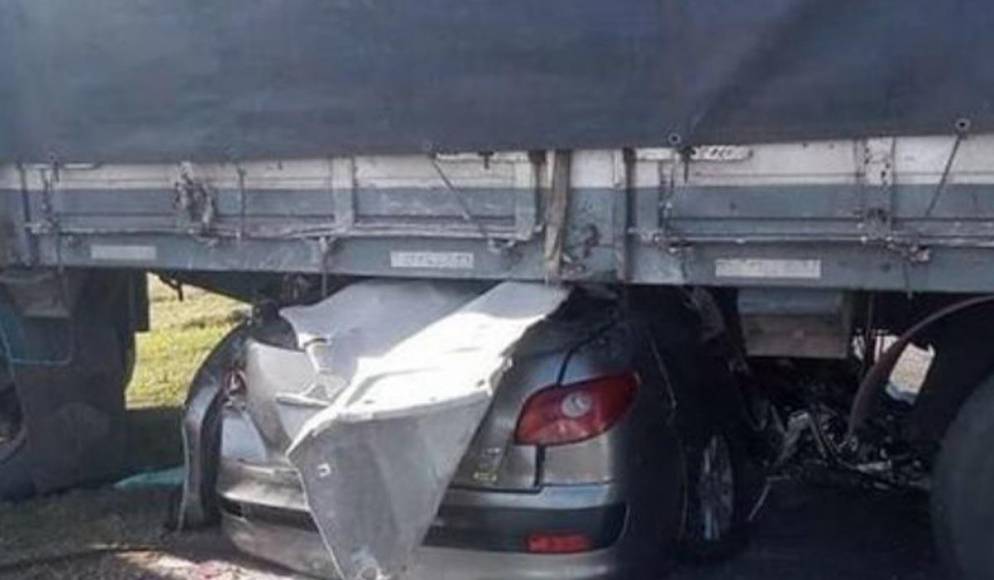 El auto con Zunilda de 66 años y Melani 25, se quedó debajo de un camión que dio una vuelta en U. El conductor de 44 años quedó detenido por orden de la Justicia e San Nicolás.