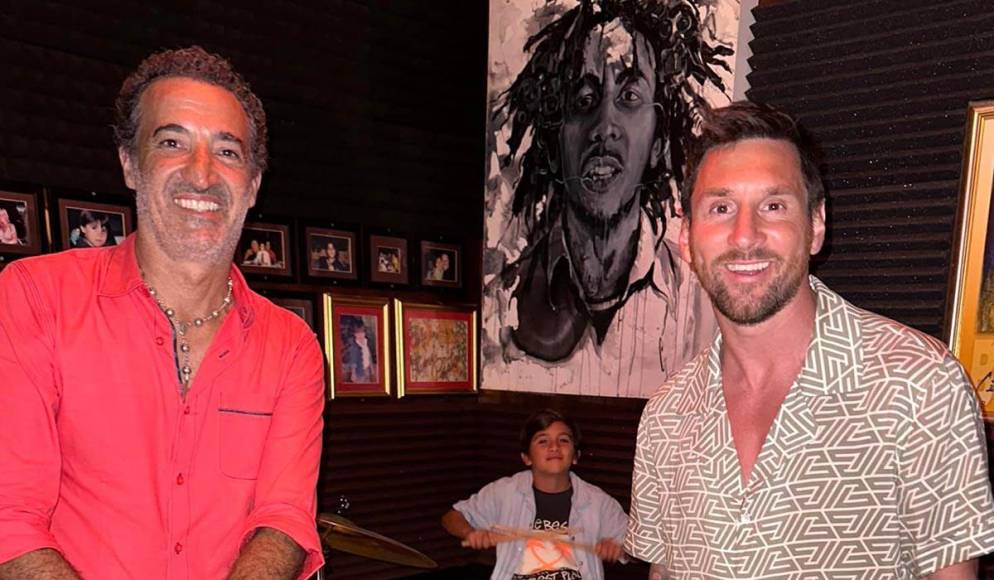 El empresario Gerardo Cea es el propietario del restaurante y fue el encargado de darle la bienvenida a Messi. Al fondo el pequeño Thiago disfrutando de los instrumentos musicales.
