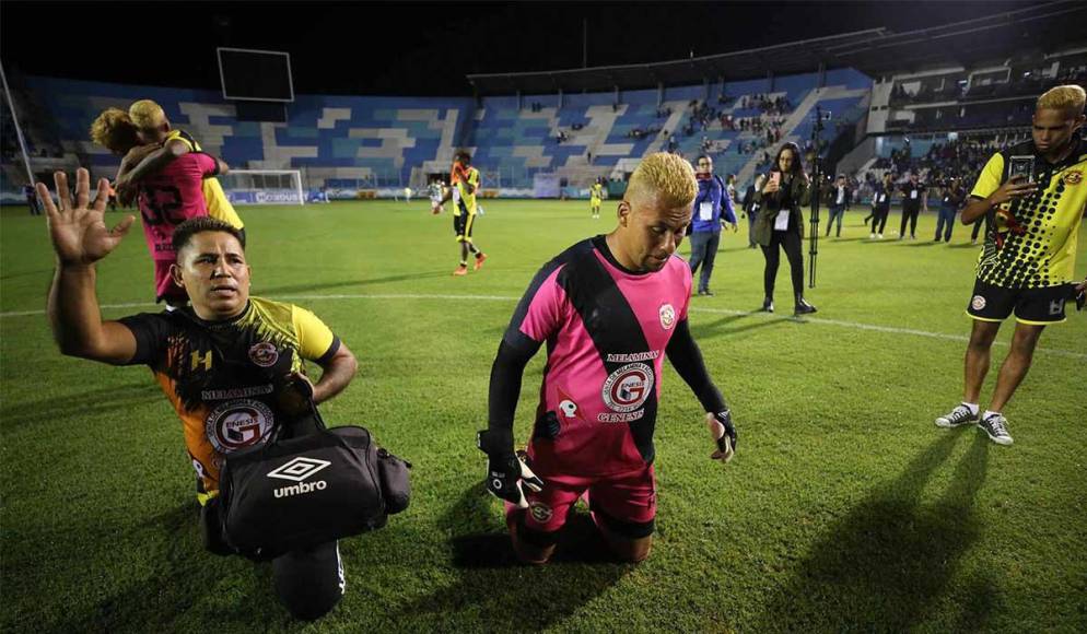 Tras consagrarse campeones y conseguir el ansiado, el portero Gerson Argueta se arrodilló en el césped del estadio Nacional Chelato Uclés. Fue una promesa del arquero y la cumplió.