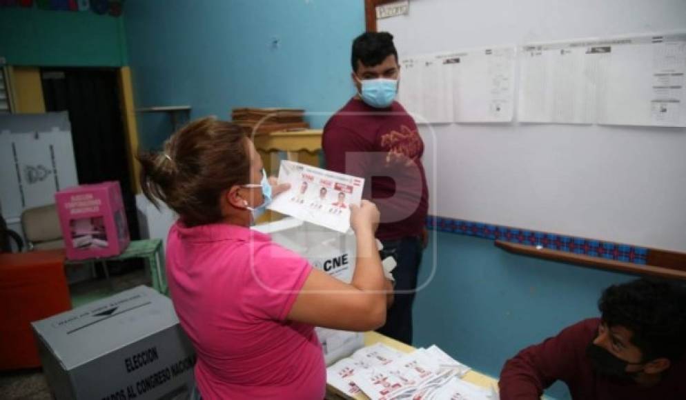 El escrutinio, en este centro de votación, tuvo a múltiples participantes que fungieron como garantes de un proceso electoral limpio.