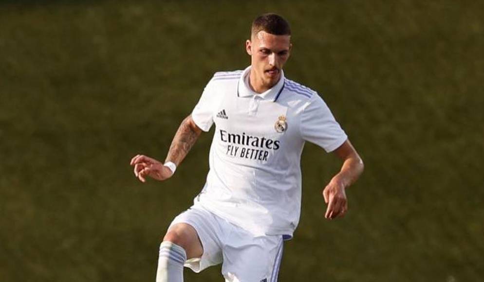 OFICIAL: Real Madrid anunció que el defensor Rafa Marín se marcha al Alavés cedido a préstamo por una temporada.