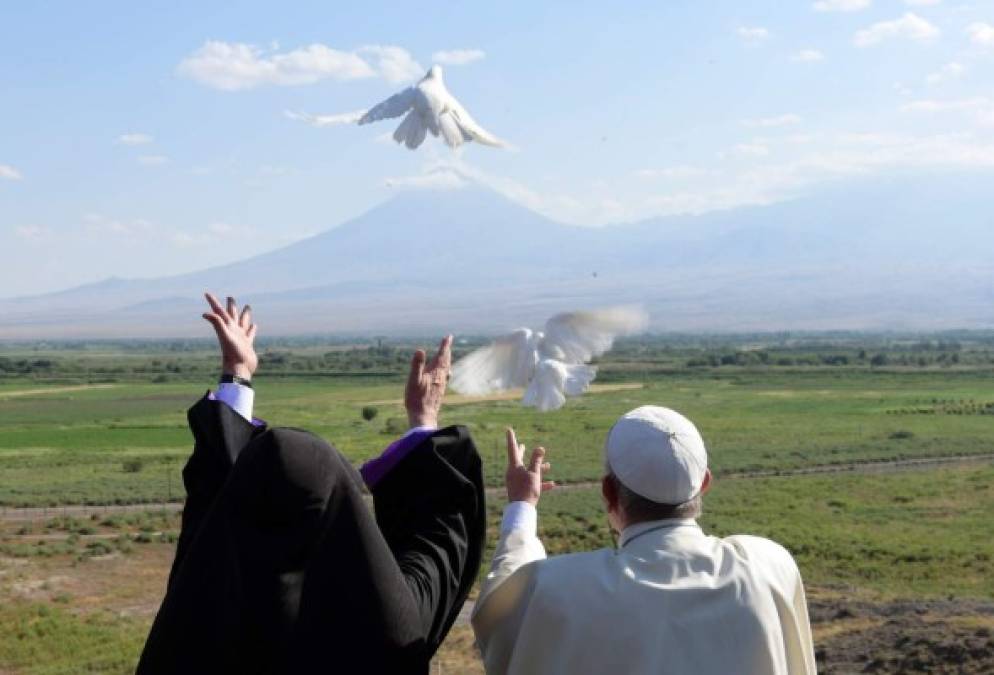 TURQUÍA. Las palomas de la paz y la polémica. El Papa y el patriarca Karekin II soltaron dos palomas en la frontera de Turquía, enfurecida con Francisco por reconocer el genocidio armenio. Fotos: AFP