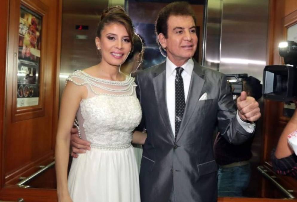 El presentador de televisión y político Salvador Nasralla y la modelo Iroshka Elvir se casaron en Tegucigalpa.