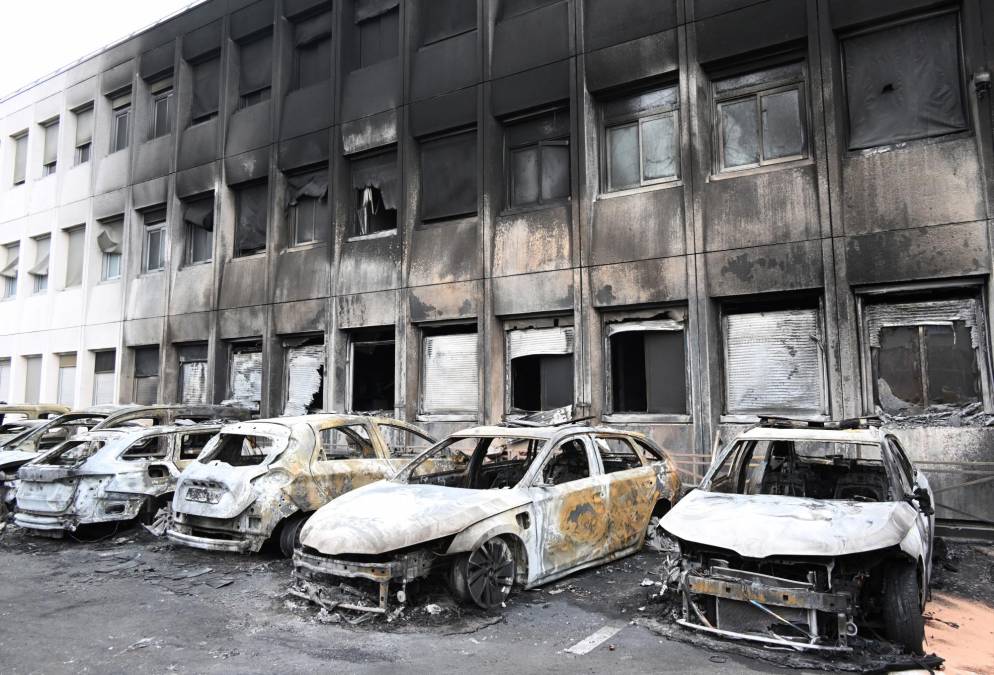 Desde autos --66 sólo en Estrasburgo (noreste)-- hasta ayuntamientos, como Garges-lès-Gonesse (al norte de París, pasando por escuelas y comisarías, las protestas por la muerte del joven de 17 años se plasmaron en incendios en varias ciudades.