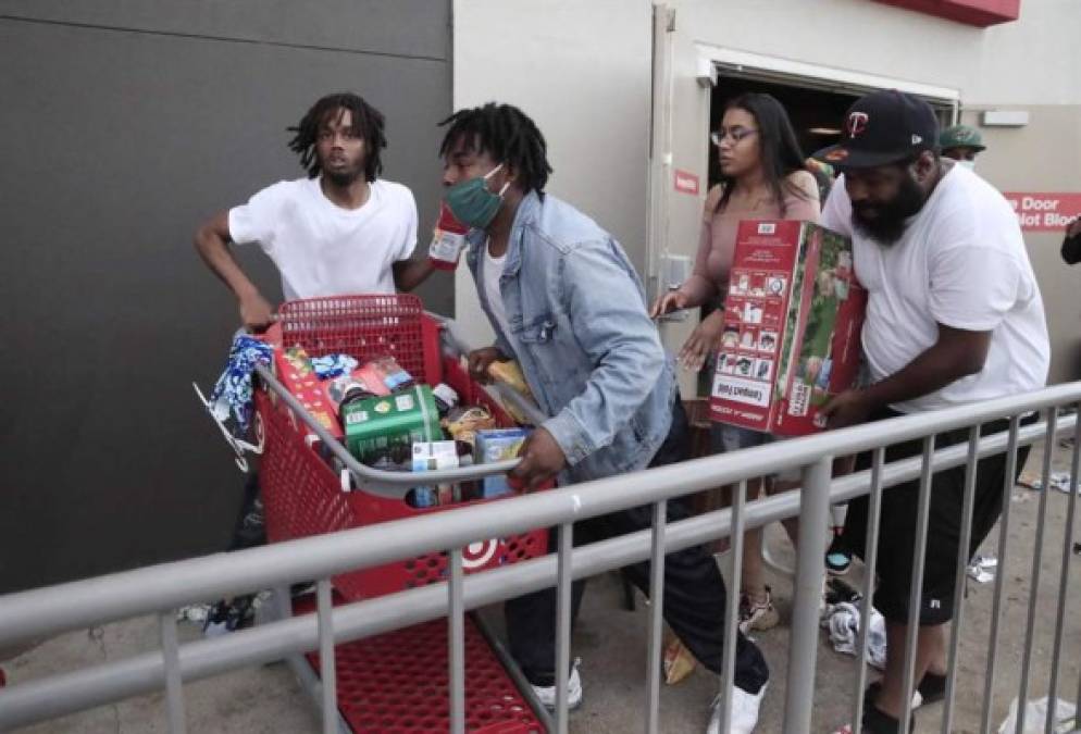 Cientos de manifestantes afroamericanos saquearon uno de las tiendas Target de Minneapolis.