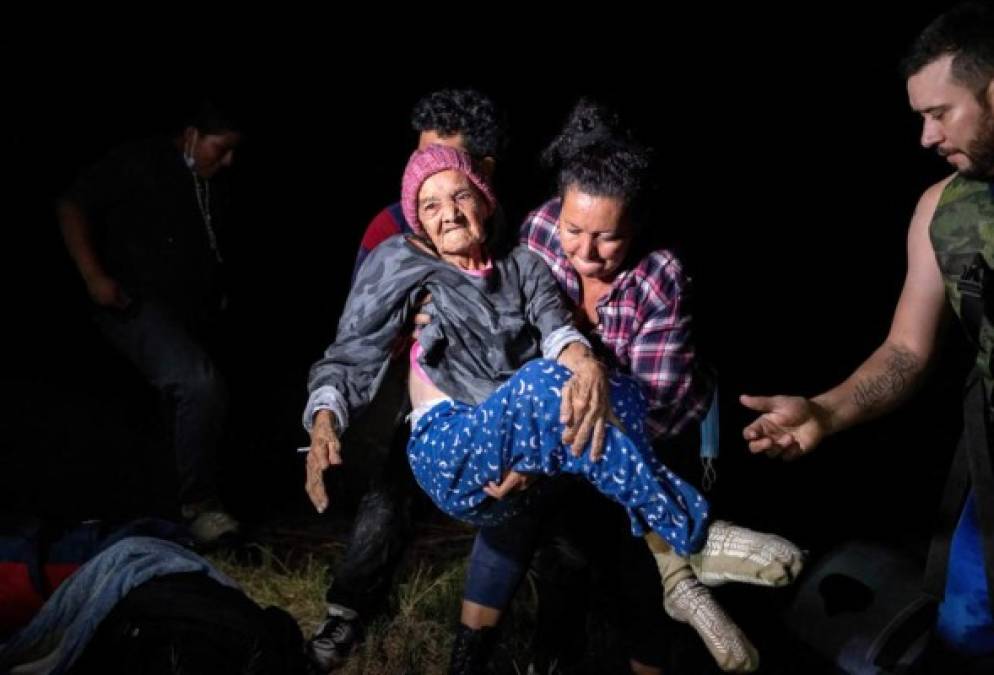 La nieta de doña Trinidad Tábora la cargó en sus brazos para llegar al otro lado del río, adonde ya los esperaba la Patrulla Fronteriza.