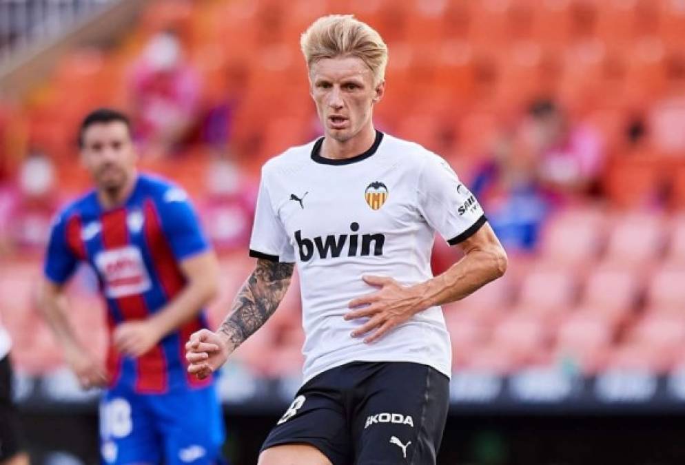 Daniel Wass prefiere no seguir en el Valencia y el club de Mestalla pretende aprovechar sus intenciones para sacar el mejor partido para los intereses del club. El centrocampista danés, que termina contrato en 2022 y que no ha querido renovar, expresó en una entrevista en Dinamarca su deseo de regresar a su país para acabar su carrera futbolística. El centrocampista internacional de 32 años lleva diez temporadas fuera de Dinamarca y cree que es el momento de volver.<br/><br/>Foto - EFE