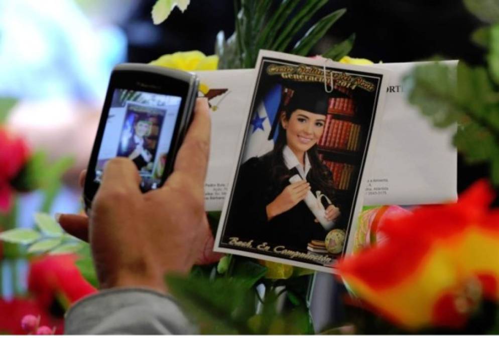 Decenas de personas han llegado para dar el último adiós a la Miss Honduras Mundo, María José Alvarado.