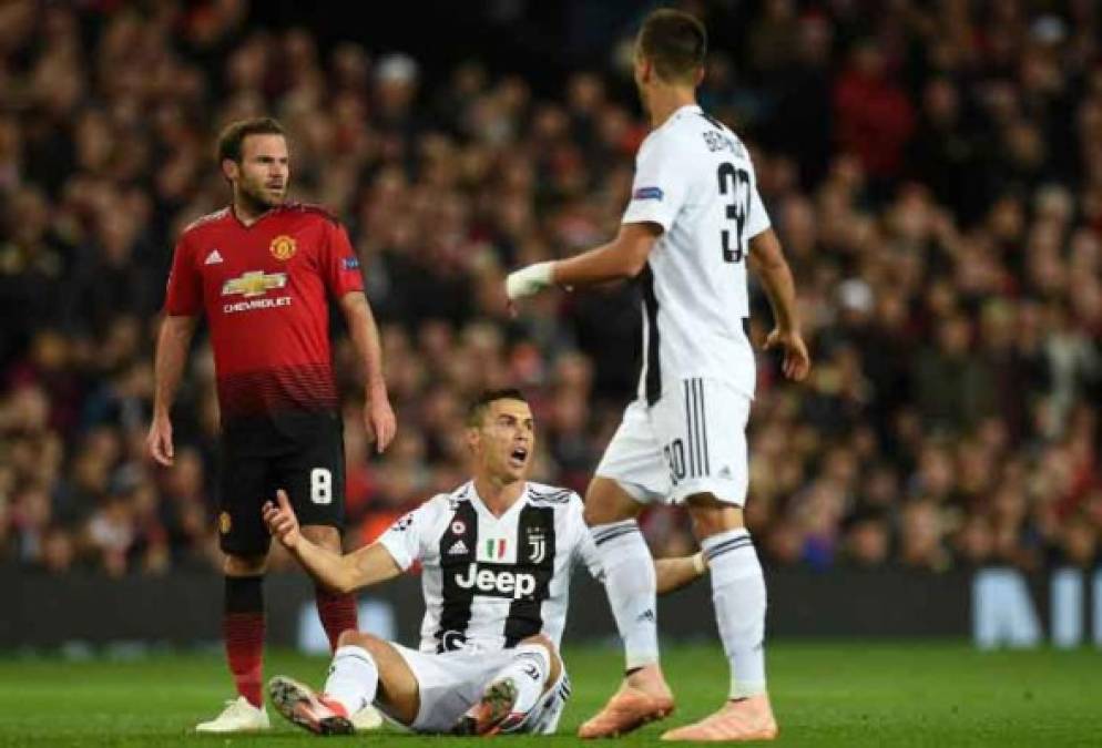 Cristiano Ronaldo vivió un partido especial en el Teatro de los Sueños y recibió una ardua marca por los jugadores del Manchester United.