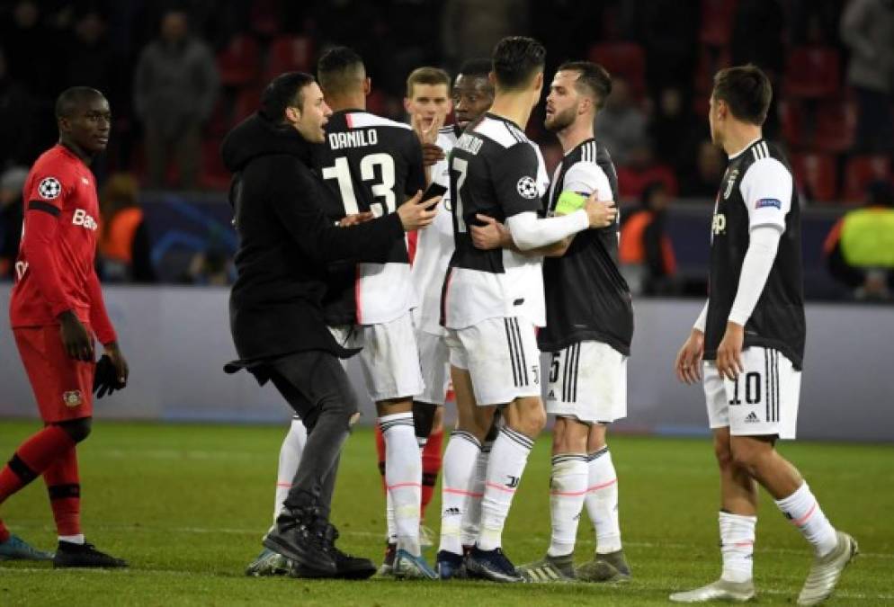 Un aficionado, vestido de negro, saltó al campo y se acercó a Cristiano Ronaldo por la espalda.