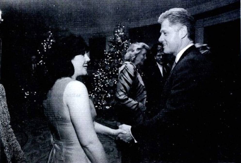 La polémica relación inició en 1995, durante el primer período presidencial de Bill Clinton. Mónica Lewinsky era en aquel entonces una joven de 22 años que fue empleada para trabajar en una pasantía en la Casa Blanca, siendo contratada posteriormente como funcionaria de la oficina de asuntos legislativos, cargo que la relacionó de inmediato con el mandatario norteamericano.