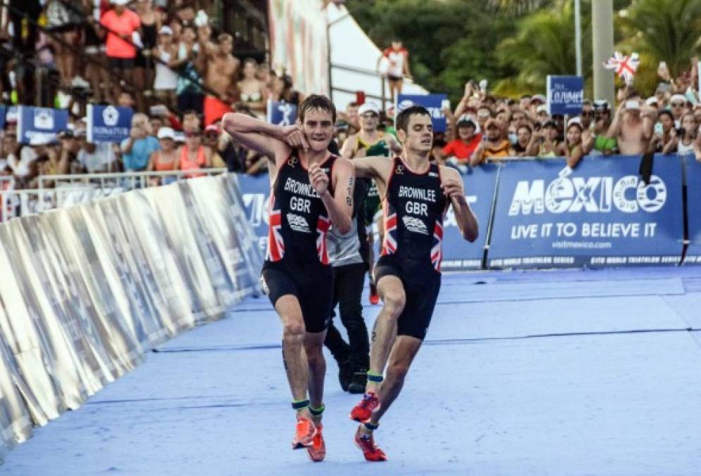 Los hermanos británicos Alistair y Jonathan Brownle protagonizaron un emotivo momento en un triatlón en México cuando Jonathan colapsó en la pista debido a un golpe de calor y su hermano lo ayudó a llegar hasta la meta.