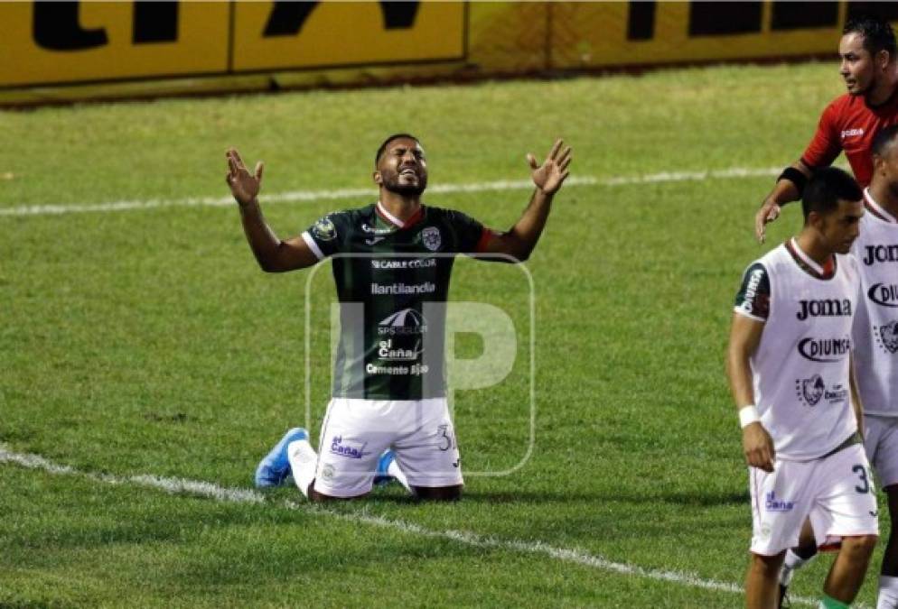 Reinieri Mayorquín agradeciendo a Dios por su gol que le dio la victoria al Marathón.