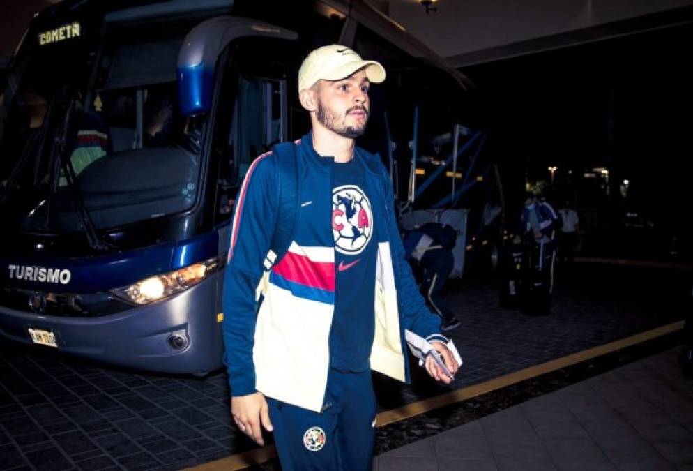 El centrocampista colombiano Nicolas Benedetti no usó el tapabocas al momento de bajar el autobús en el hotel de concentración. Foto @ClubAmerica