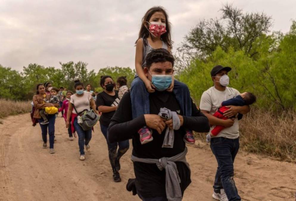 Sin embargo, más del 70 % de las personas que llegan a la frontera son devueltos a México, incluyendo las familias con niños pequeños.