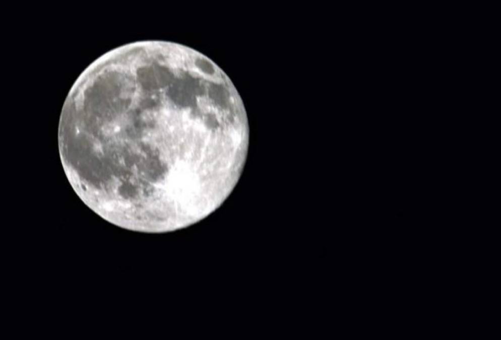 El astronauta Scott Kelly compartió esta foto en Twitter de la luna azul vista desde el espacio.