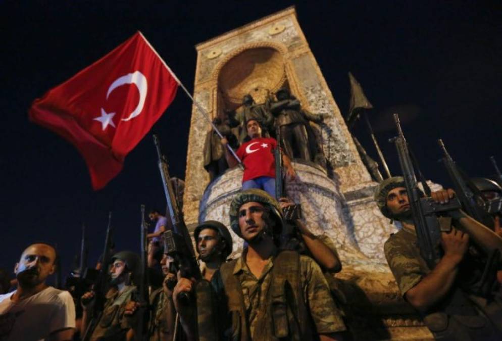 La noche del 15 al 16 de julio entrará en la historia de Turquía como un punto de inflexión. Un violento pero fallido golpe de Estado fue aprovechado por el Gobierno islamista turco para llevar adelante purgas en todas las esferas del Estado. Más de 50,000 personas fueron detenidas, de miles de funcionarios fueron despedidos, decenas de periódicos y canales de televisión fueron cerrados y numerosos diputados encarcelados. El presidente Recep Tayyip Erdogan culpó de la asonada a simpatizantes del predicador exiliado Fethullah Gülen, antaño fiel aliado del Gobierno. El saldo: 247 muertos en el bando antigolpista, según cifras oficiales.