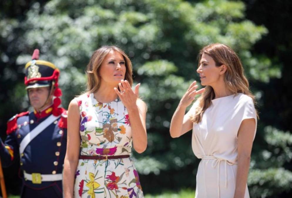 Awada, cuyo estilo fue destacado por la revista Vogue, lució un vestido largo color blanco para cumplir con la agenda del día.