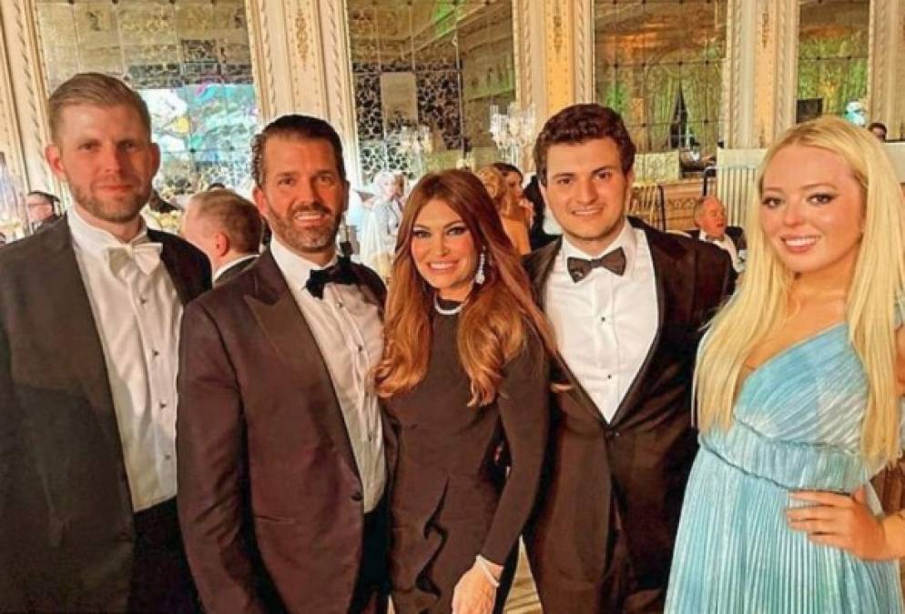 Los hijos del presidente estadounidense, Donald Trump, recibieron el Año Nuevo a lo grande en el exclusivo resort de Palm Beach que se convertirá en la residencia del magnate una vez abandone la Casa Blanca. La masiva fiesta de los herederos del mandatario causó indignación en Florida, por violar las restricciones contra la pandemia en ese estado, uno de los más golpeados por el coronavirus.