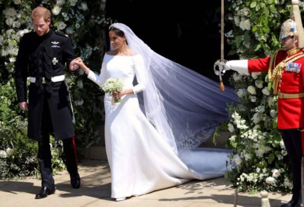 Fue después de conocer a Clare Waight a principios de este año cuando Meghan Markle, apasionada por la moda, la eligió para crear este vestido con una 'estética intemporal y elegante', según un comunicado del palacio de Kensington.