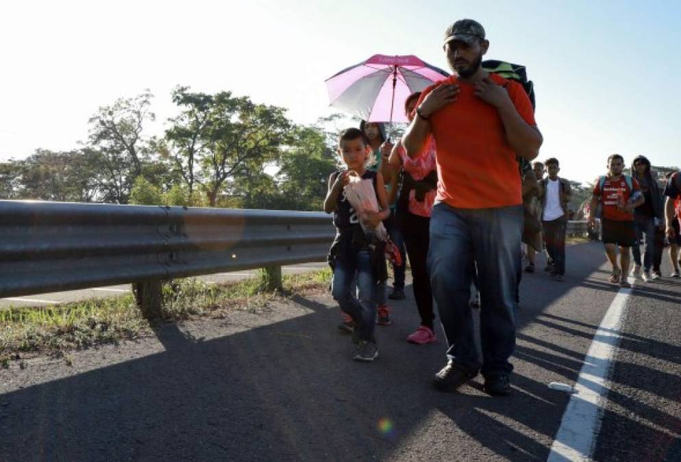 Los pequeños son los que más sufren debido a las largas caminatas bajo el sol.