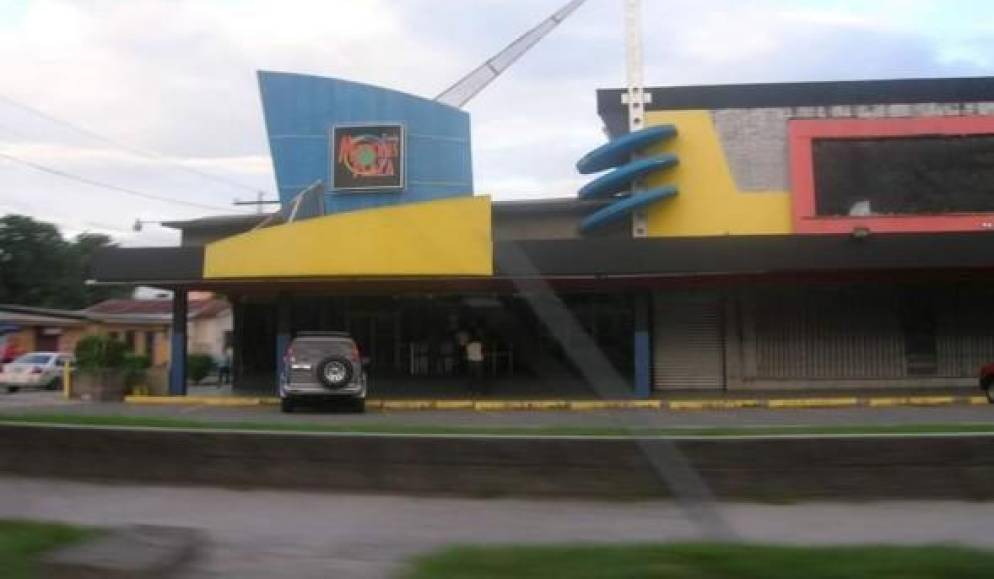 En tanto, Cinemas Plaza abrió sus puertas en los años 80. Fue de los más grandes de San Pedro Sula, con capacidad para 300 personas.