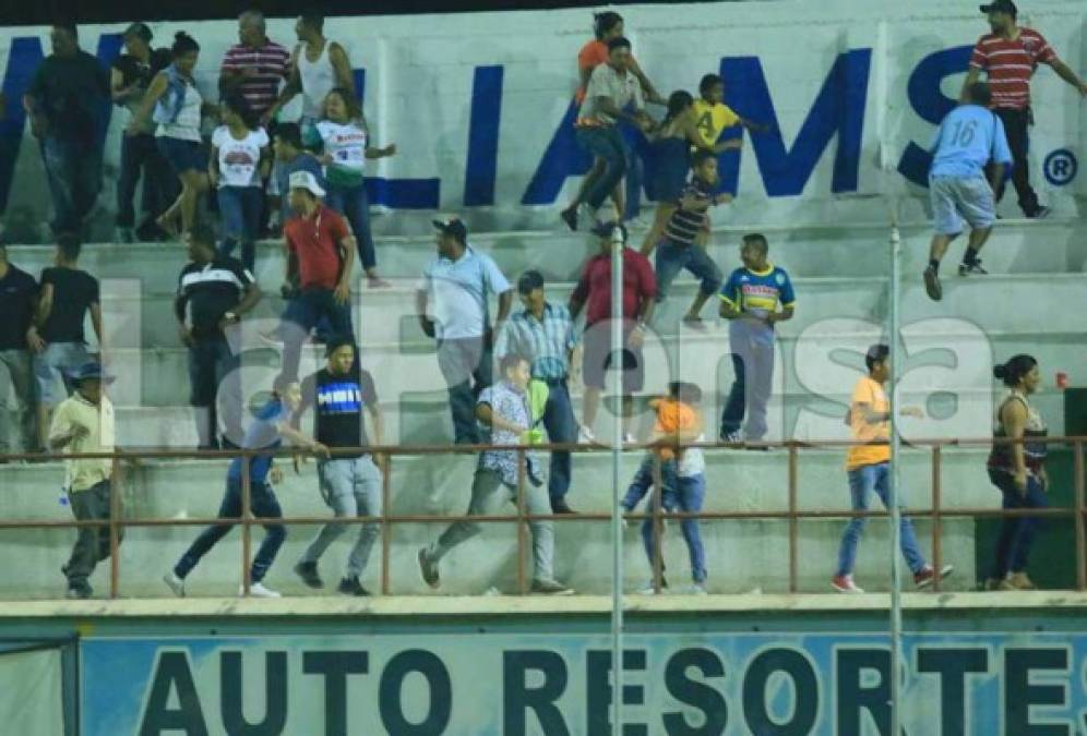 'Declaramos Non Grata a la BARRA ORGANIZADA de Marathon, luego de herir aficionados dentro del estadio y haciendo disturbios fuera del mismo', informó mediante un comunicado el equipo Juticalpa.